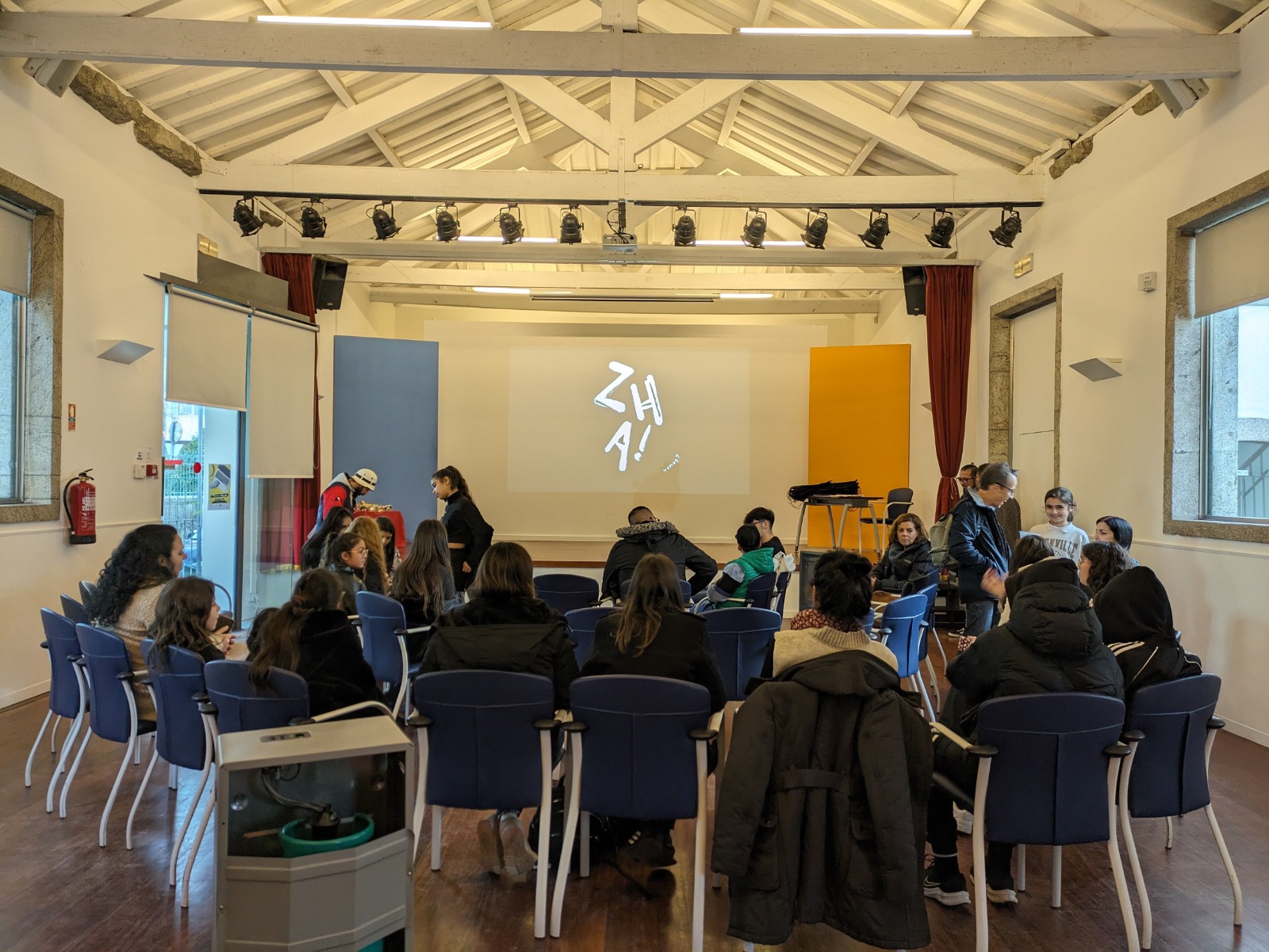 Na última sessão da oficina de edição, no dia 19 de dezembro, pelas 16h30, na junta de freguesia de Campanhã, partilhámos os resultados do trabalho de criação realizado ao longo das oficinas ZHA!.